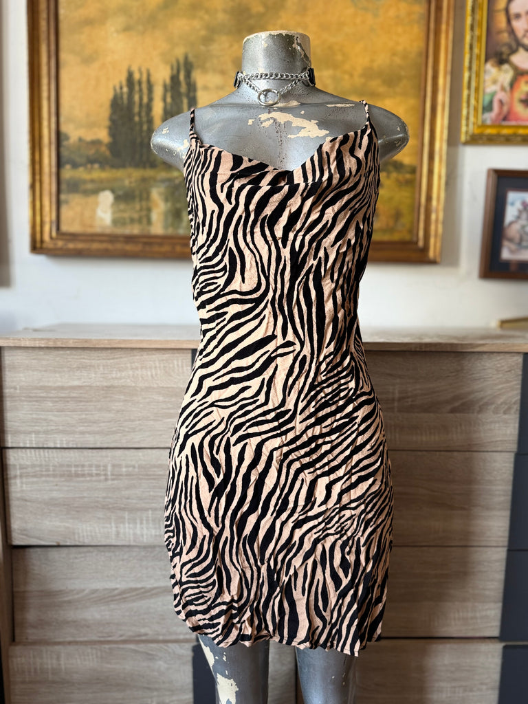 tiger stripe bodycon dress Cowl Neck Mini Size Medium – Rumors Richmond The Signature Stretch Scallop cheetah print dress A bold bodycon mini Size:8R Fantasy- en festivaljurken